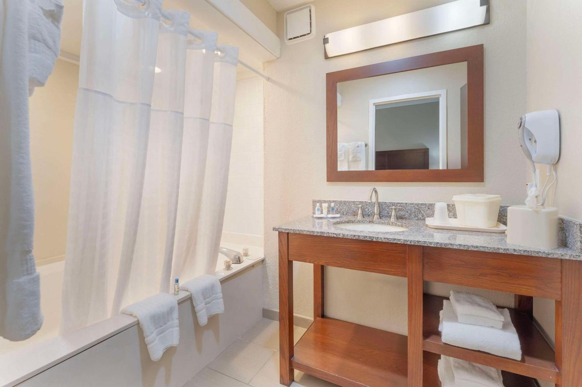 Comfort Inn & Suites Geistown Ngoại thất bức ảnh